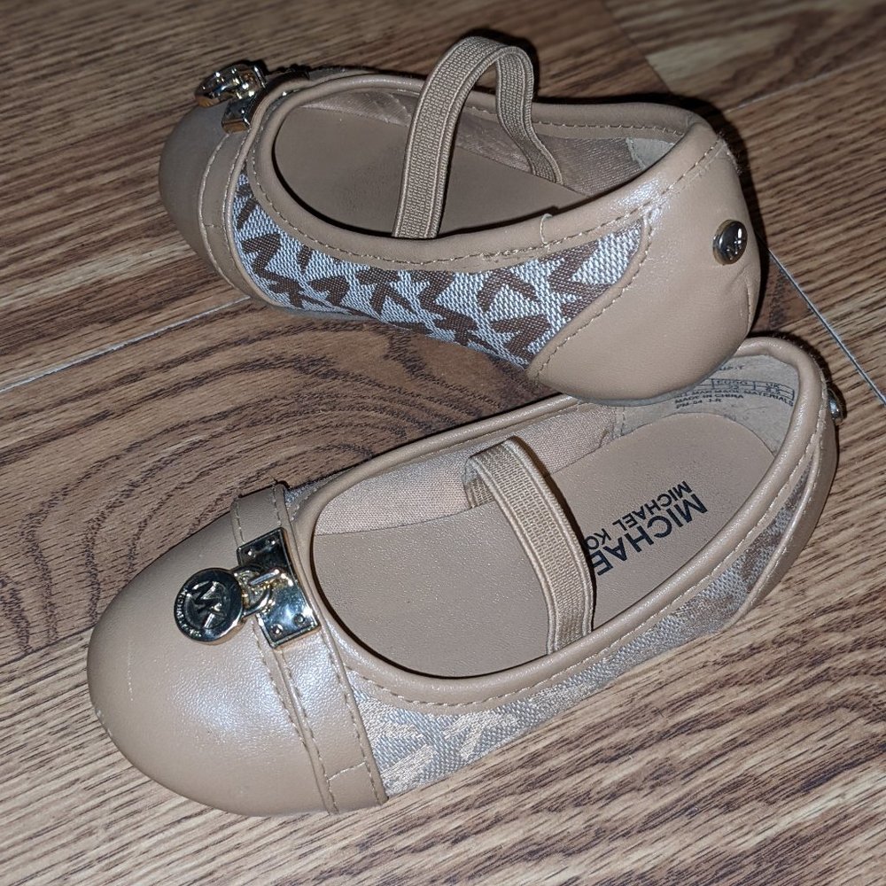 MICHAEL Michaeal Kors Toddler Girls Tan Dress Shoes | Size 7